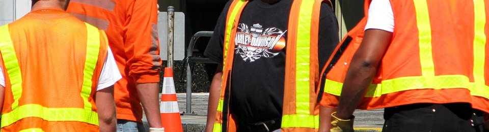 foto lavoratori edili con gilet arancione