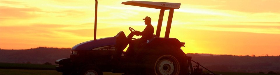 foto trattorista con tramonto