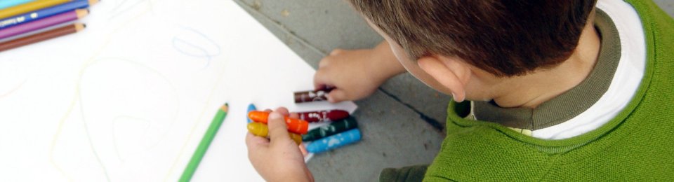 foto bimbo che colora