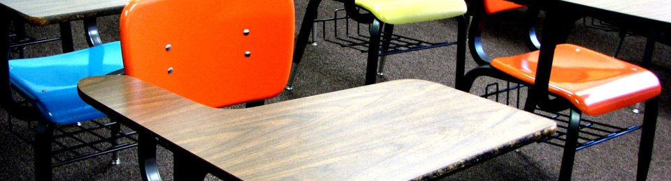 foto banchi di scuola con sedie colorate