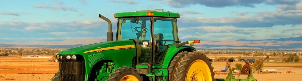 foto trattore su campo