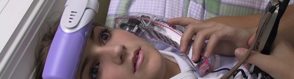 ragazza con tre telefoni